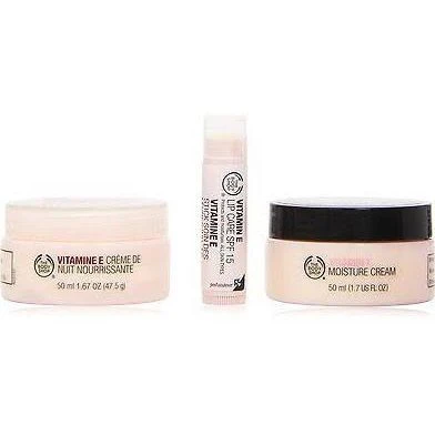 The Body Shop Vitamin E Essentials Travel Exclusive Confezione Regalo 50ml Crema Idratante Vitamina E + 50ml Crema Nutriente Notte + 4.2g Cura Labbra Vitamina E SPF15 1 The Body Shop Vitamin E Essentials Travel Exclusive Confezione Regalo 50ml Crema Idratante Vitamina E + 50ml Crema Nutriente Notte + 4.2g Cura Labbra Vitamina E SPF15